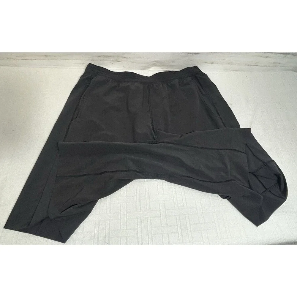 EUC! LULULEMON Sz. XL  Men Linerless 10
